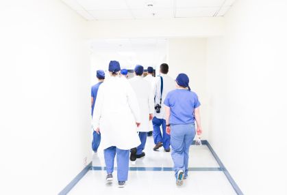 Enfermeiros e médicos em hospital