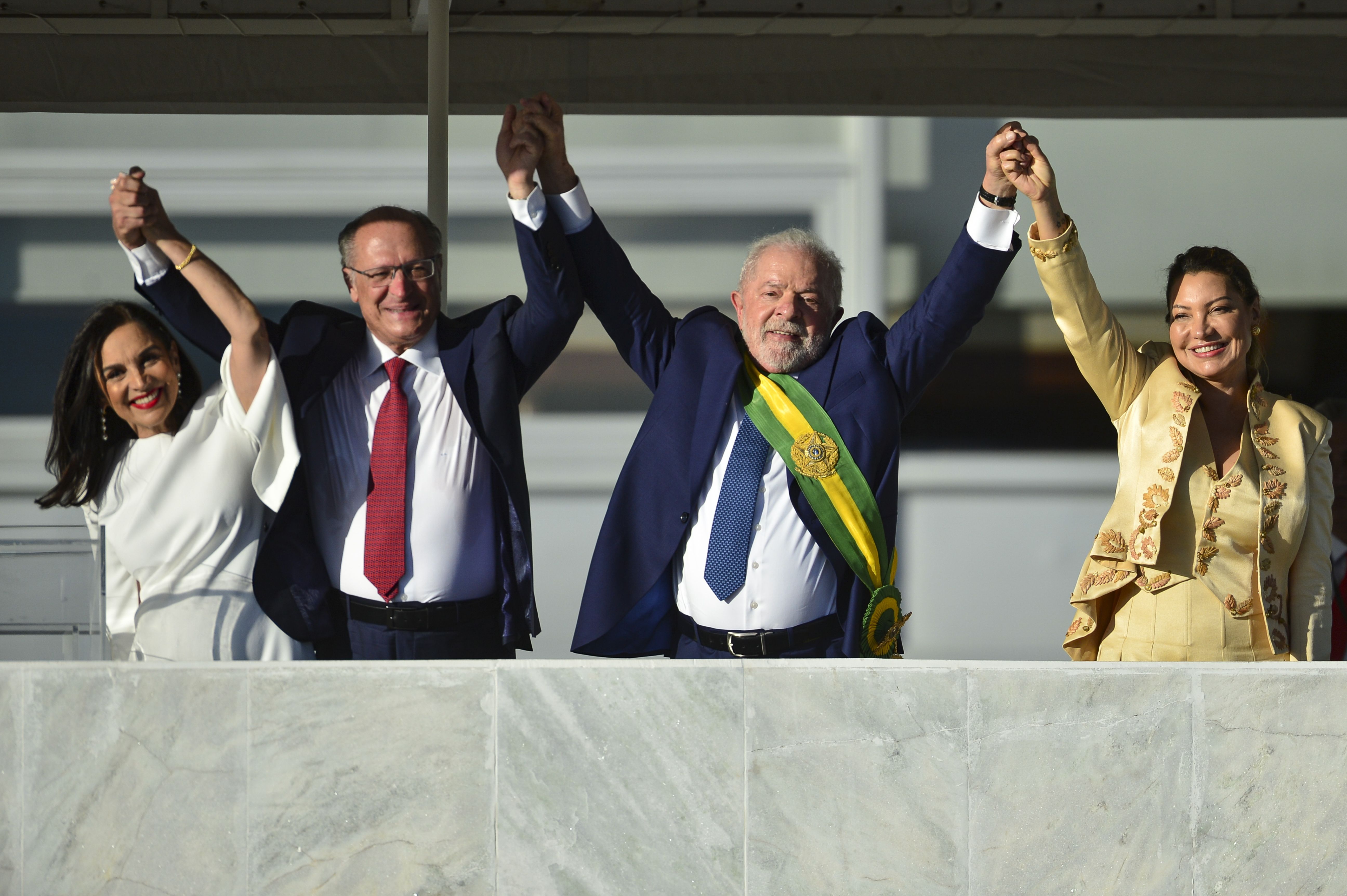 O presidente Luiz Inácio Lula da Silva, Geraldo Alckmin, Rosângela Lula Janja e Lu Alckmin durante cerimônia de posse, no Palácio do Planalto.