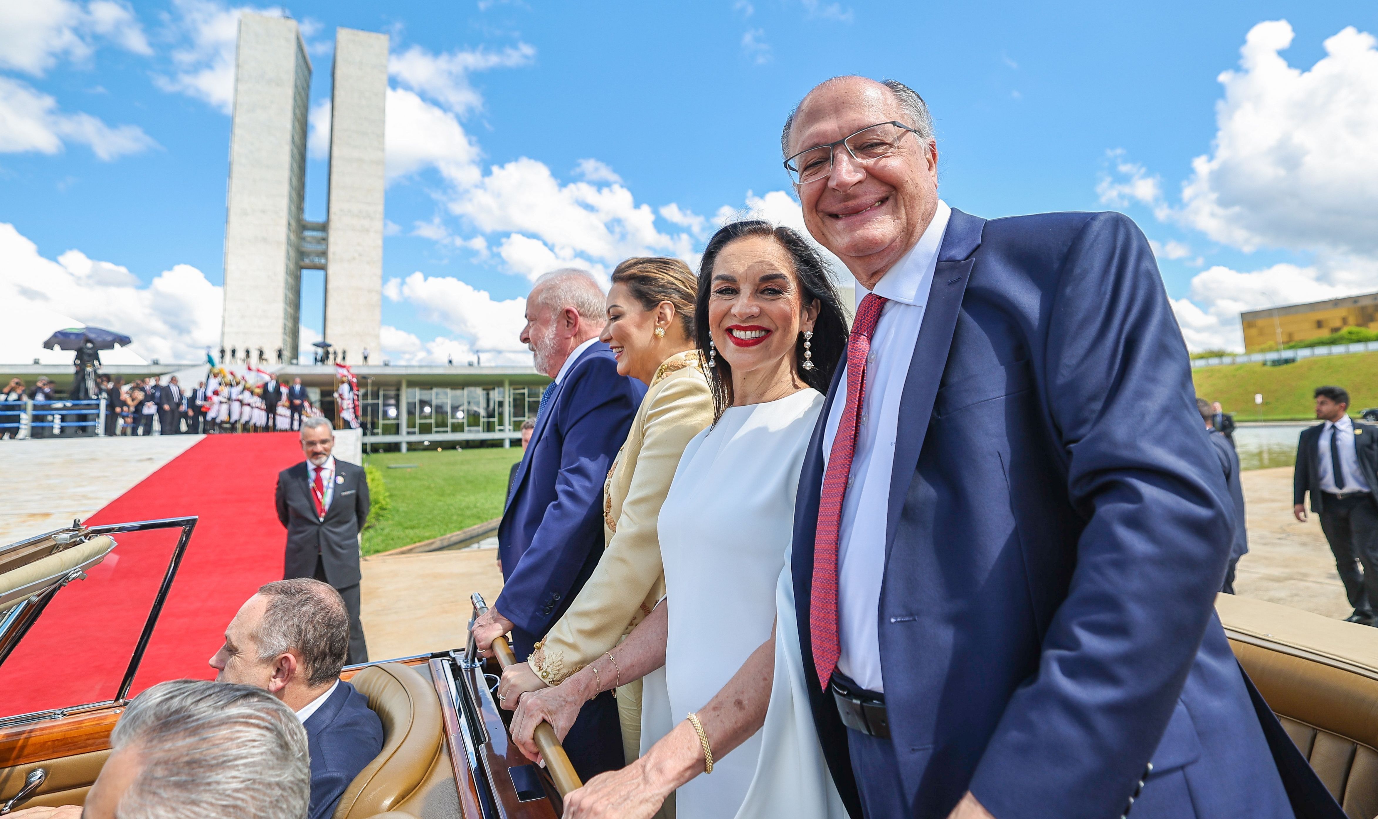 Luiz Inácio Lula da Silva toma posse como 39º presidente da República. - Lula, Janja, Alckmin e Lu Alckmin desfilam em carro aberto na Esplanada dos Ministérios