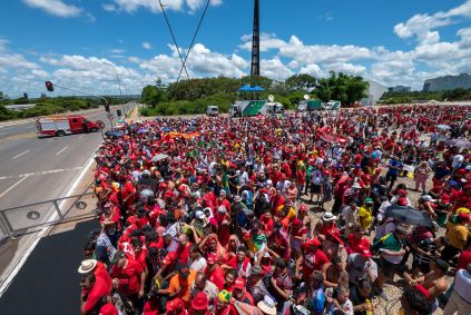 Apoiadores chegam para a posse do presidente eleito Luiz Inácio Lula da Silva (PT), na Esplanada dos Ministérios, em Brasília, neste domingo (1º)