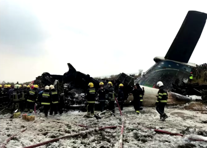 Em 2018, um avião de Bangladesh operado pela US-Bangla Airlines caiu e matou 51 dos 71 passageiros. Nepal teve quase 350 mortos em acidentes aéreos desde 2000. / Reuters