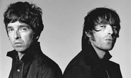 Os irmãos Noel Gallagher (esq.) e Liam Gallagher (dir.), do Oasis.