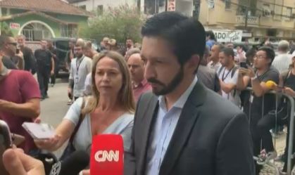 Em velório de Pelé, Ricardo Nunes diz que se sente representando o santista Bruno Covas