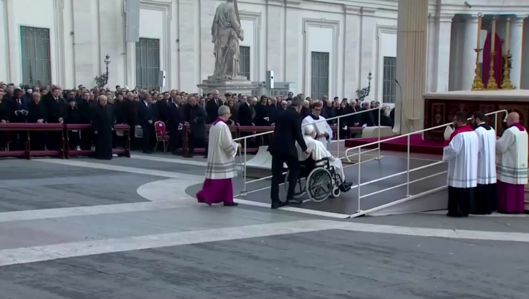 Papa Francisco chega em cadeira de rodas para funeral do papa emérito Bento XVI / Reuters