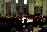 Fiéis prestam homenagem ao papa emérito Bento XVI em velório no Vaticano