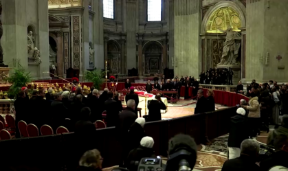 Fiéis prestam homenagem ao papa emérito Bento XVI em velório na Basílica de São Pedro, no Vaticano