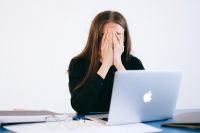 Após "demissão silenciosa", nova tendência dos funcionários nos EUA é "trabalhar de mau humor"