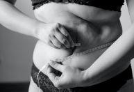 “Pneuzinho”: O que a ciência diz sobre a gordura abdominal