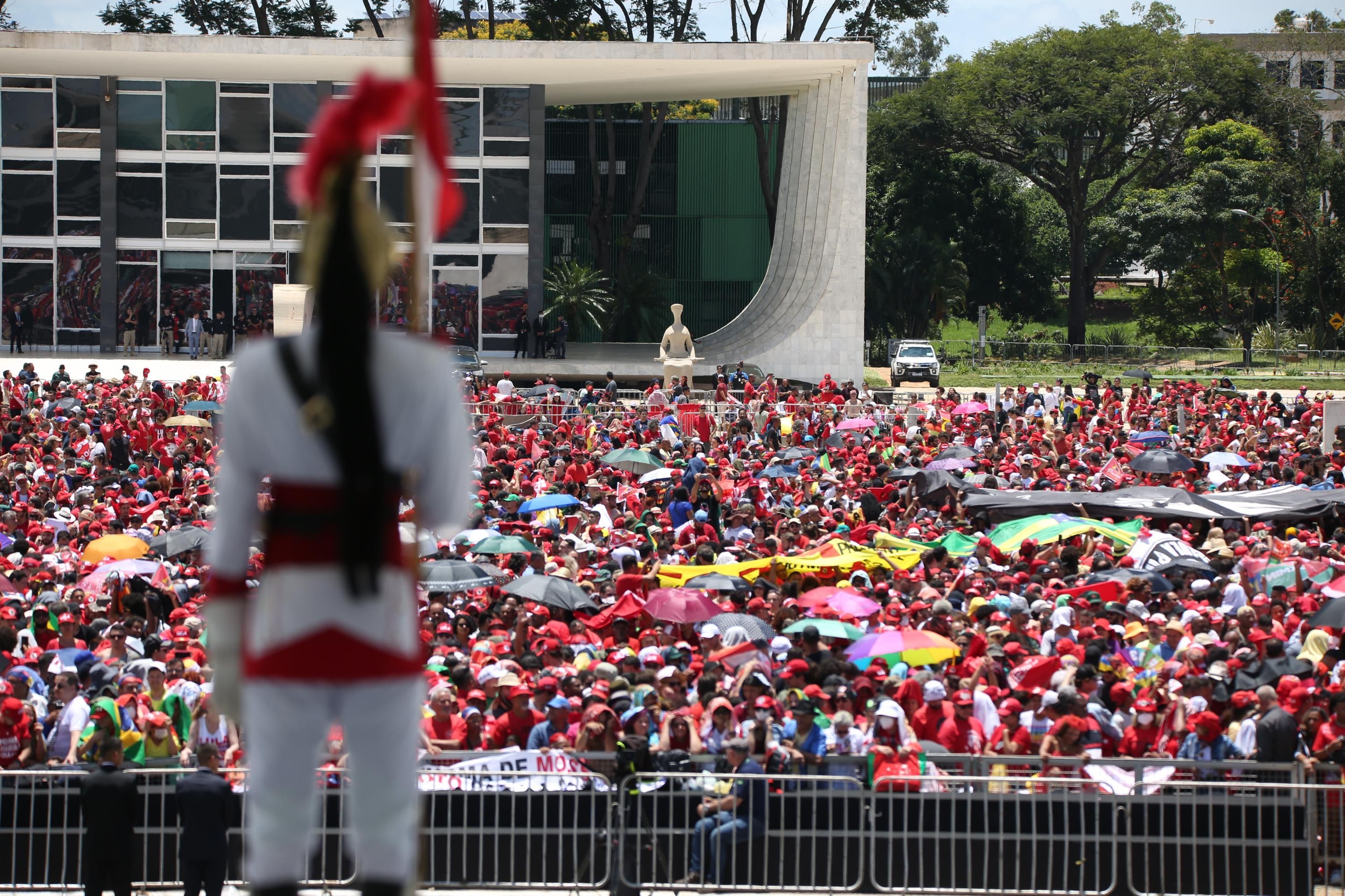 Movimentação de apoiadores do presidente Lula para entrada na Palácio do Planalto ,na cidade de Brasília, DF, na manhã deste domingo, 01. 01/01/2023