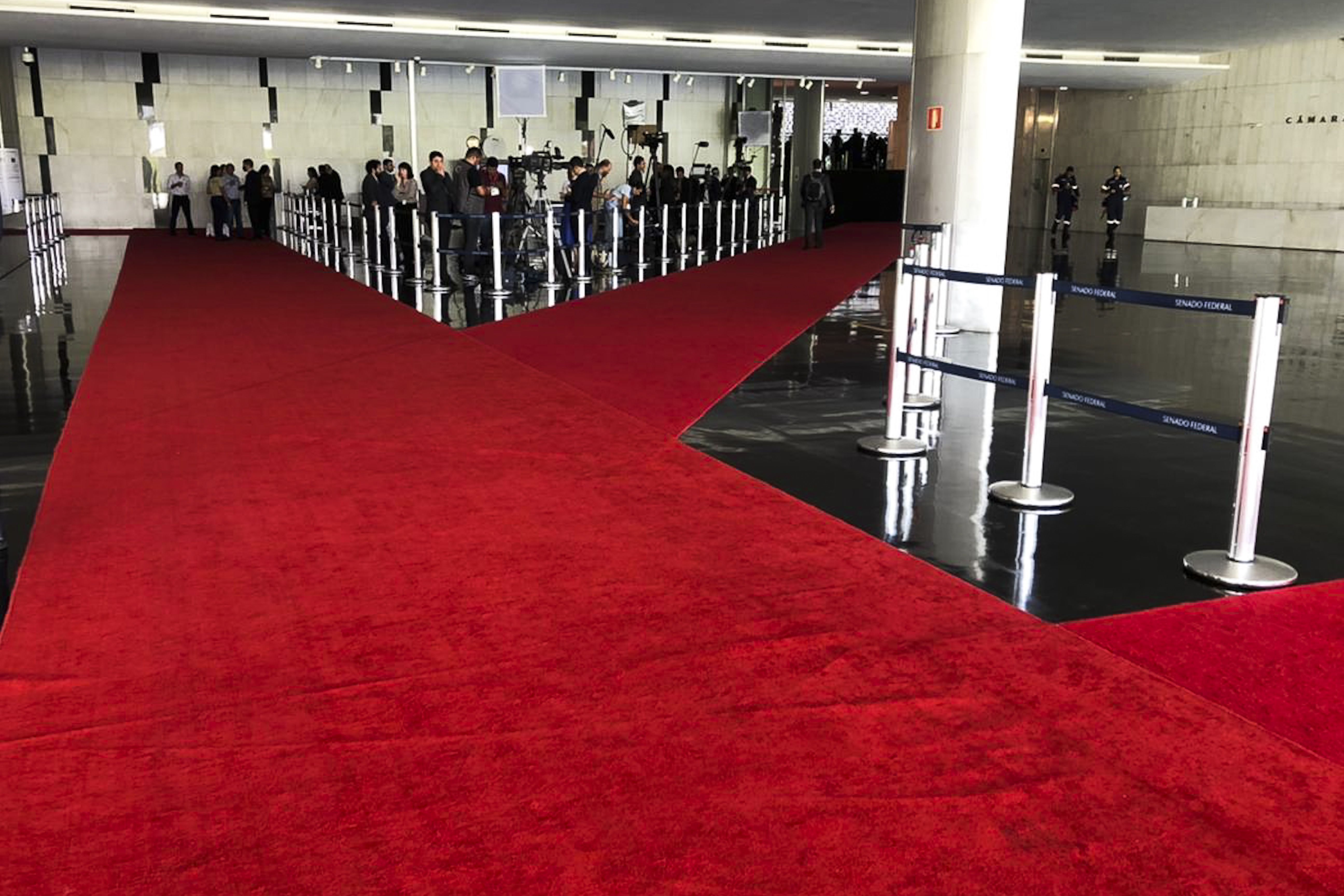 Tapete vermelho no salão negro do Palácio do Congresso Nacional para cerimônia de posse presidencial