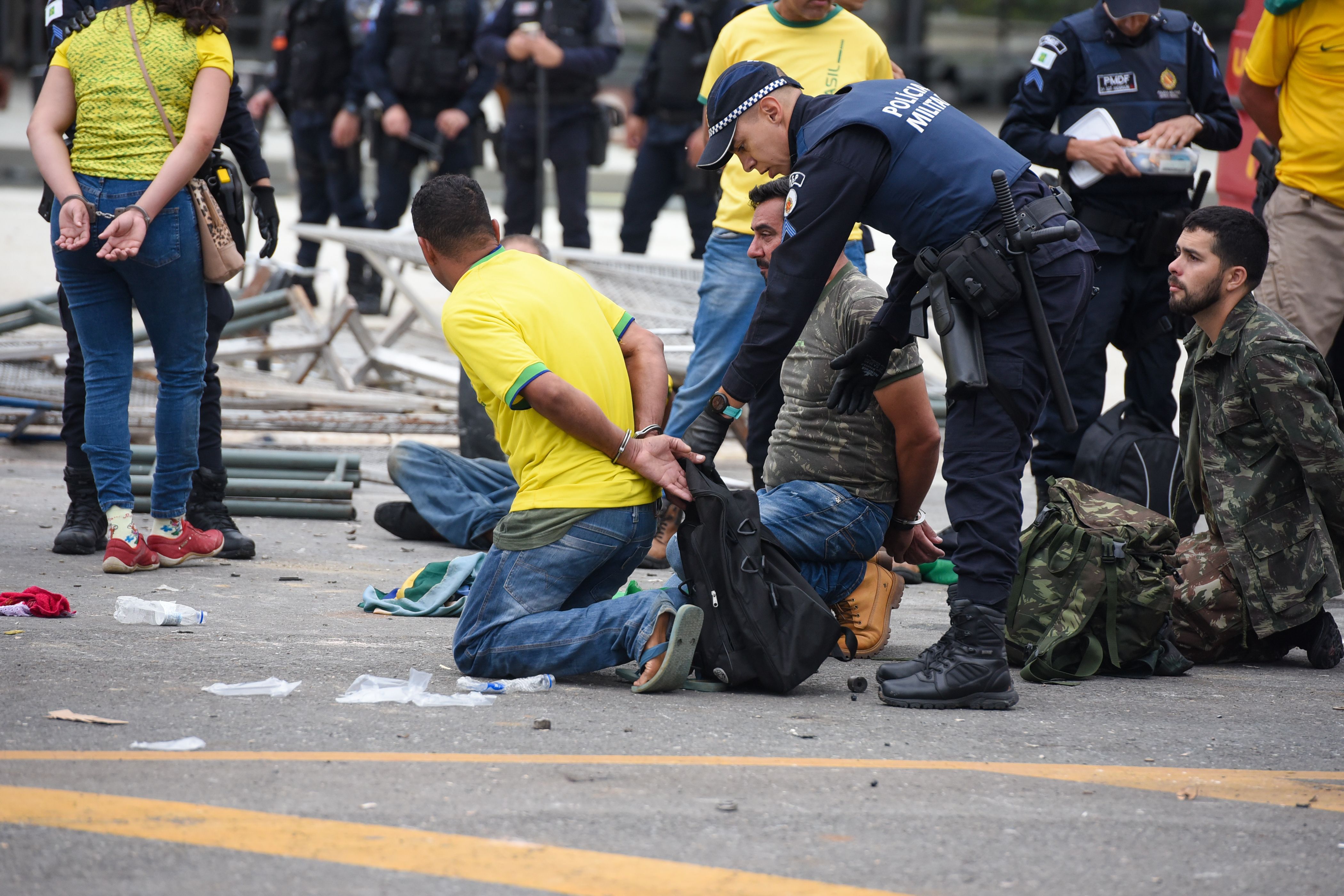 DF - TERRORISMO/ANTIDEMOCRÁTICO EM BRASÍLIA - POLÍTICA - Foto, Bolsonaristas presos no Palácio do Planalto. neste domingo (8) bolsonaristas terroristas geram caos em Brasília em uma tentativa de golpe com a invasão do STF, Congresso Nacional e Palácio do Planalto. 08/01/2023 - Foto: TON MOLINA/FOTOARENA/FOTOARENA/ESTADÃO CONTEÚDO