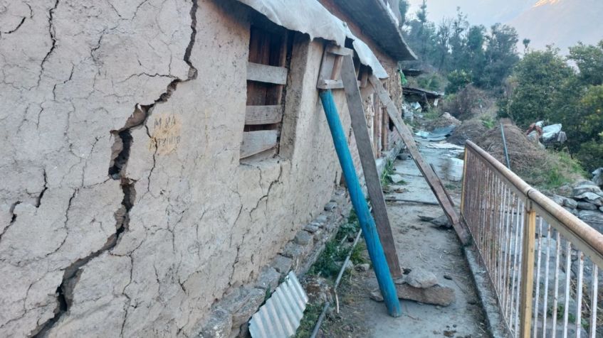 Rachadura visível na parede externa de um estábulo/ Foto de Suraj Kaparuwan