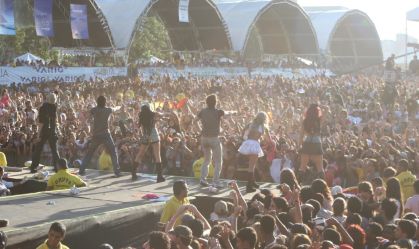 RBD se apresenta em show gratuito na Esplanada dos Ministérios, em Brasília, em 2008, para cerca de 250 mil pessoas.