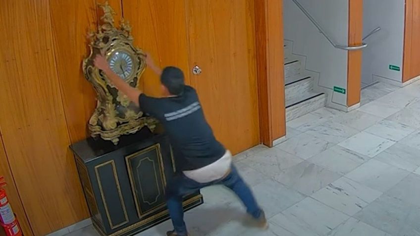 Vândalo destrói relógio histórico no Planalto durante atos criminosos em Brasília • Reprodução
