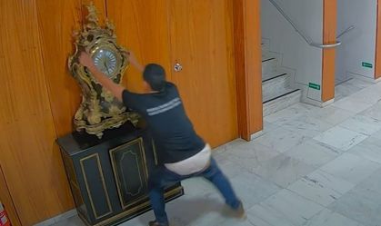 Homem que quebrou relógio em ato de 8/1 é solto sem tornozeleira eletrônica