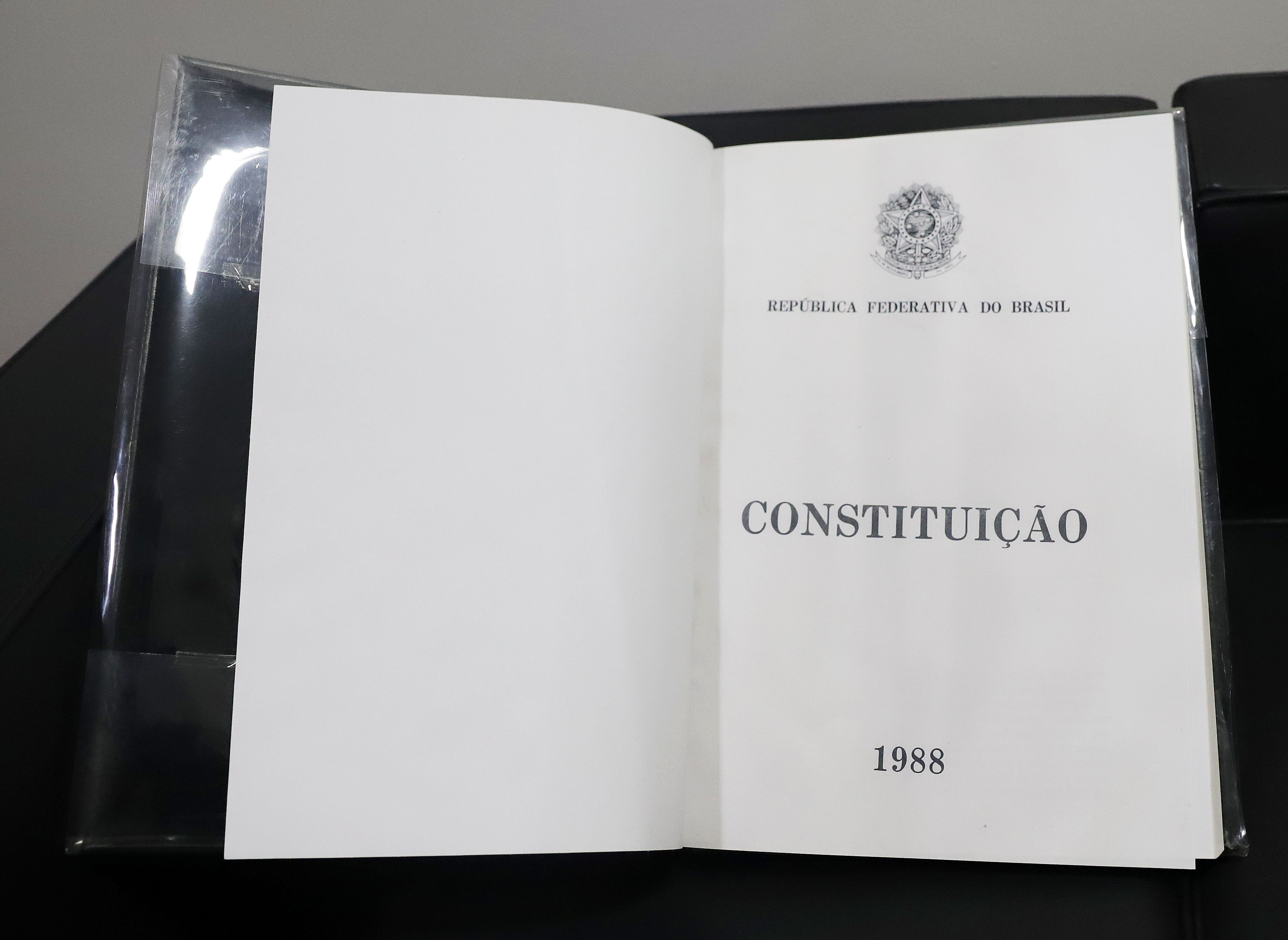 Réplica da Constituição Federal será devolvida ao STF