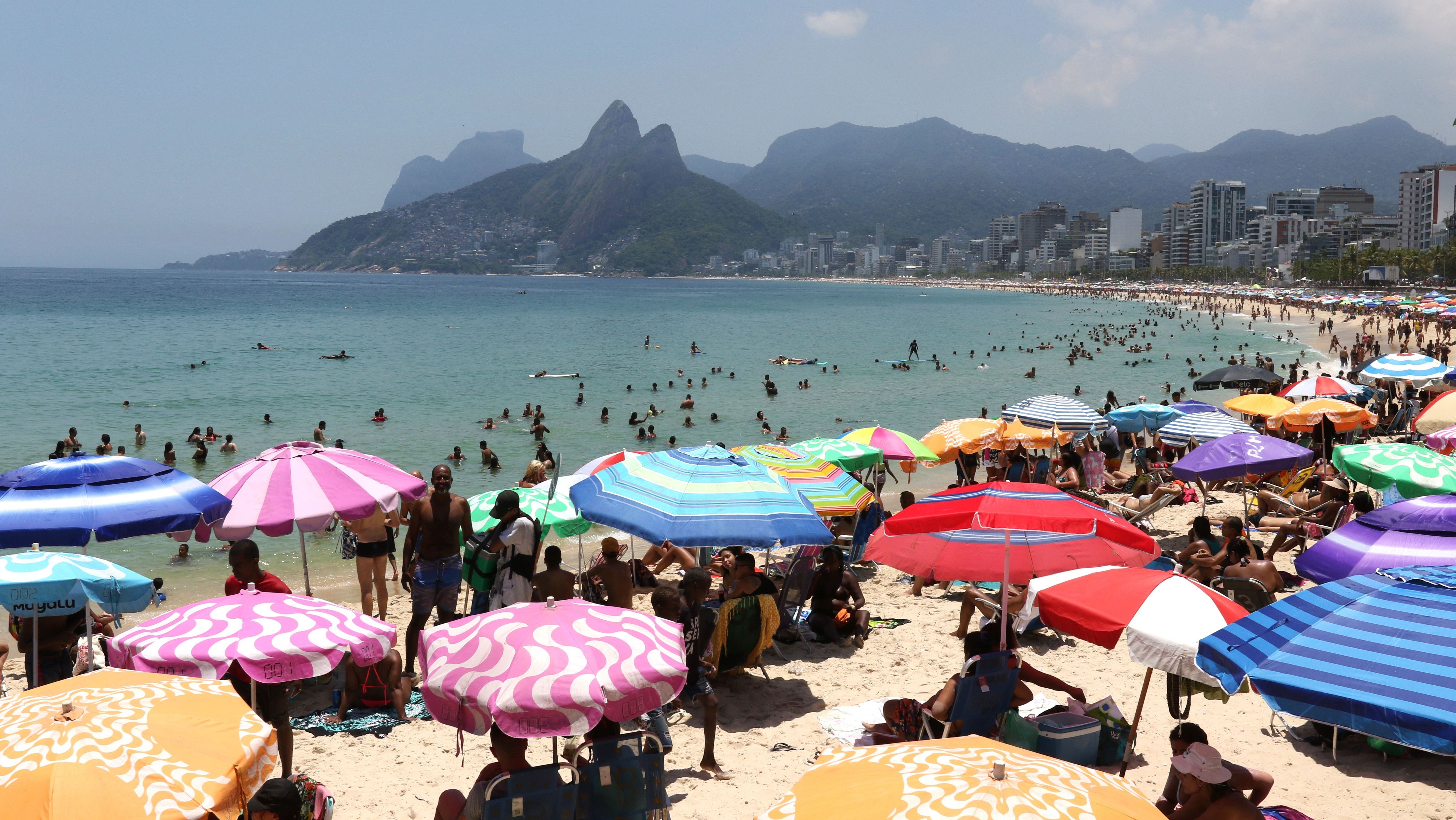 Rio de Janeiro: Arpoador e praia de Ipanema tomadas por banhistas nesta segunda-feira e sol intenso no verão carioca.