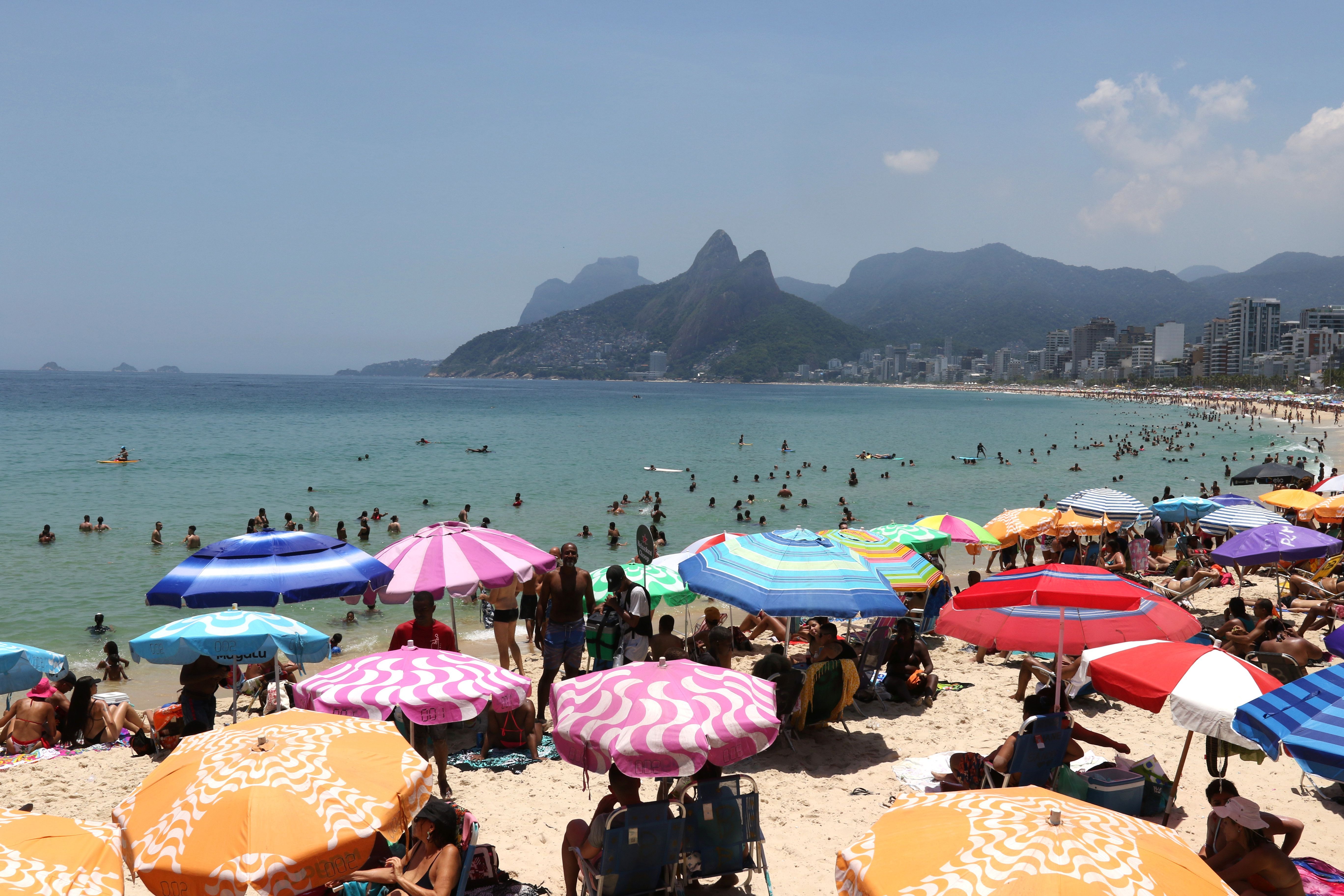 Rio de Janeiro: Arpoador e praia de Ipanema tomadas por banhistas nesta segunda-feira e sol intenso no verão carioca.