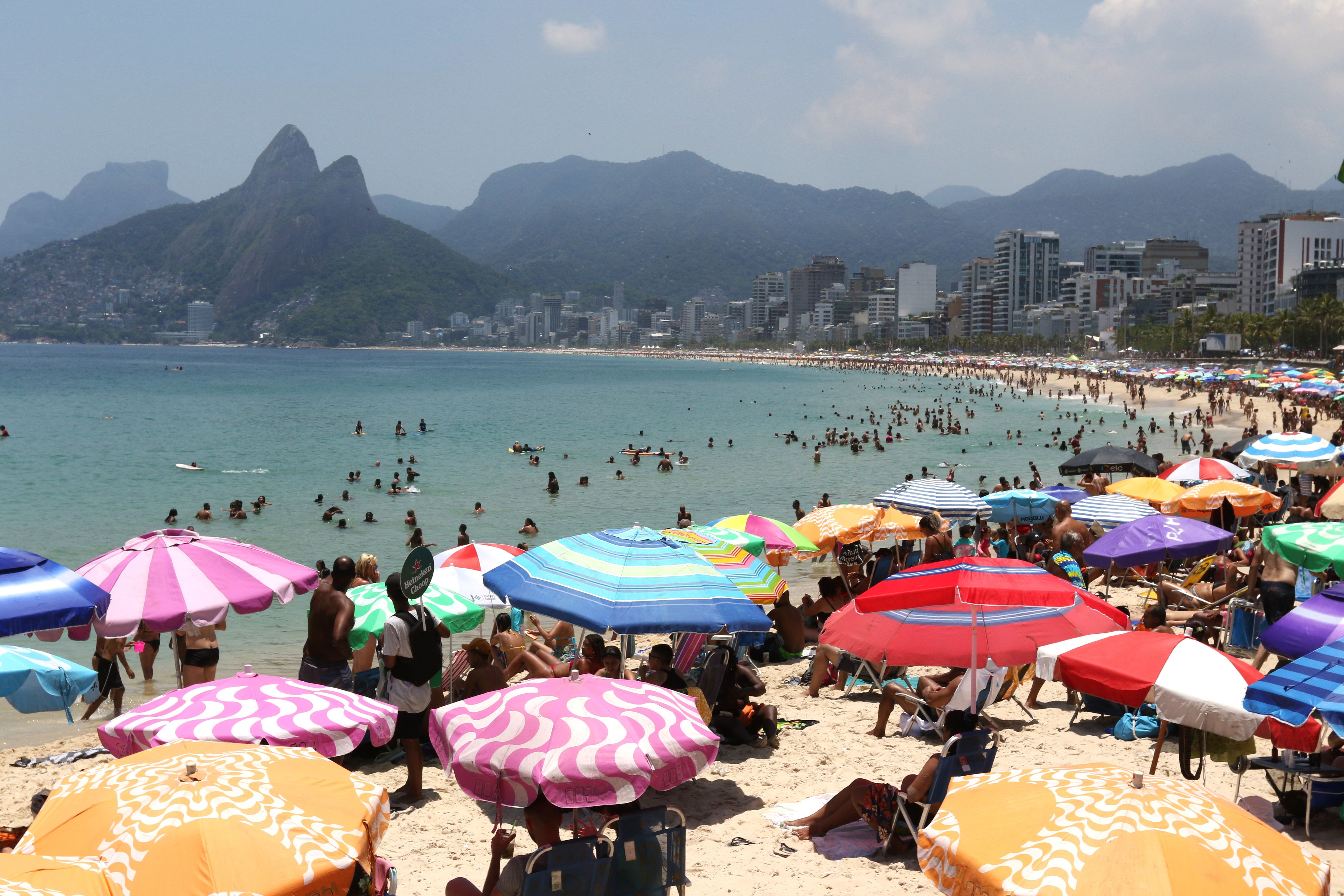 Rio de Janeiro: Arpoador e praia de Ipanema tomadas por banhistas nesta segunda-feira e sol intenso no verão carioca.