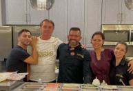 Michelle posta foto com Bolsonaro em confraternização com pizza nos EUA