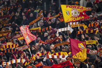 Torcedores da Roma foram suspensos do estádio após briga