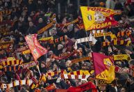 Torcedores de Roma e Napoli são suspensos de jogos após briga