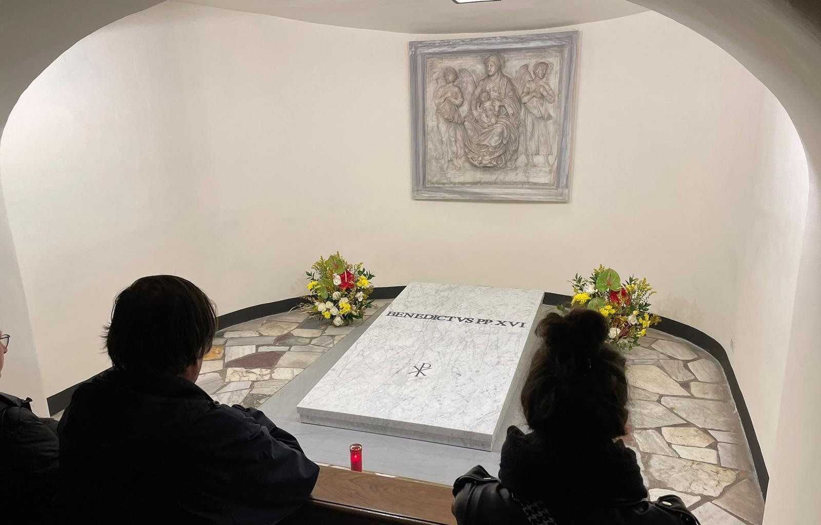 Local foi aberto à visitação pelos fieis às 9h da manhã deste domingo (8), horário local / Vatican News/Twitter