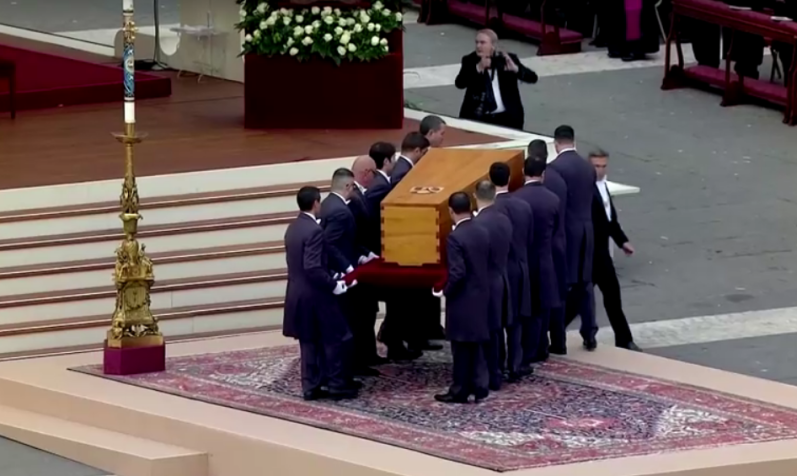 Caixão do papa emérito Bento XVI é carregado na Praça de São Pedro, no Vaticano / Reuters