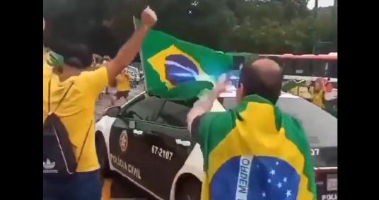 Policial civil exibe bandeira durante ato bolsonarista no Rio de Janeiro
