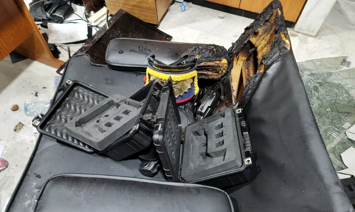Estojos de onde as armas teriam sido retiradas no Planalto