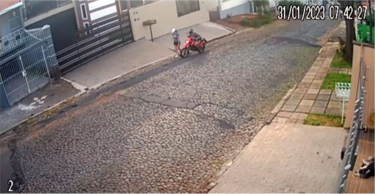 Motoqueiro que deu tapa em nádegas de mulher é denunciado por importunação sexual