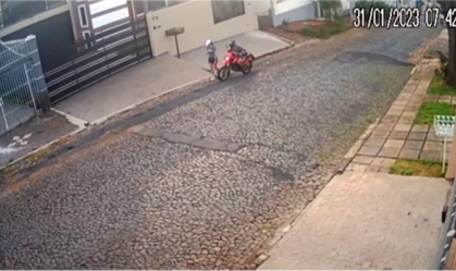 Motoqueiro que deu tapa em nádegas de mulher é denunciado por importunação sexual
