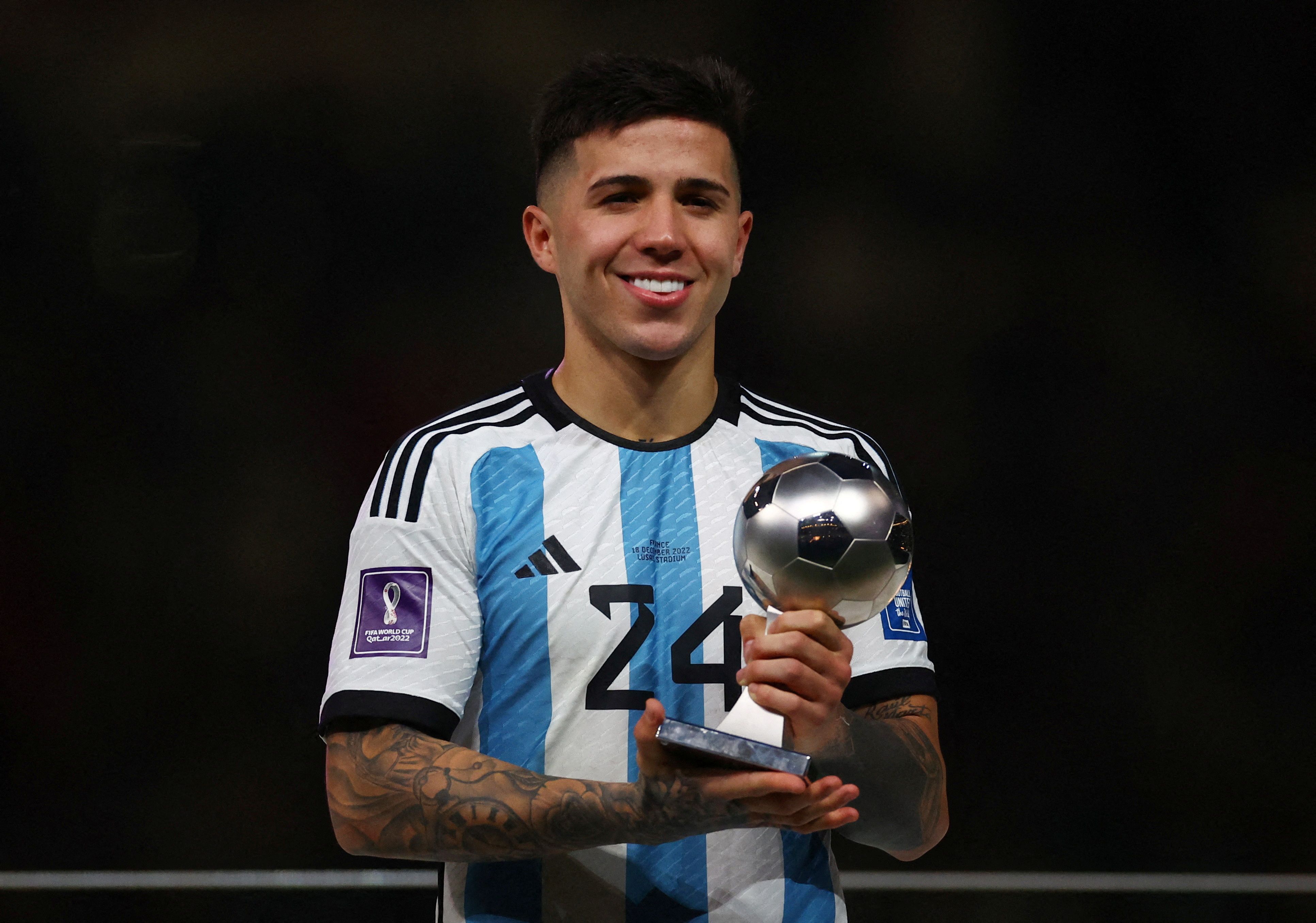 Enzo Fernández posa para foto com prêmio de Jogador Jovem da Copa do Mundo do Catar