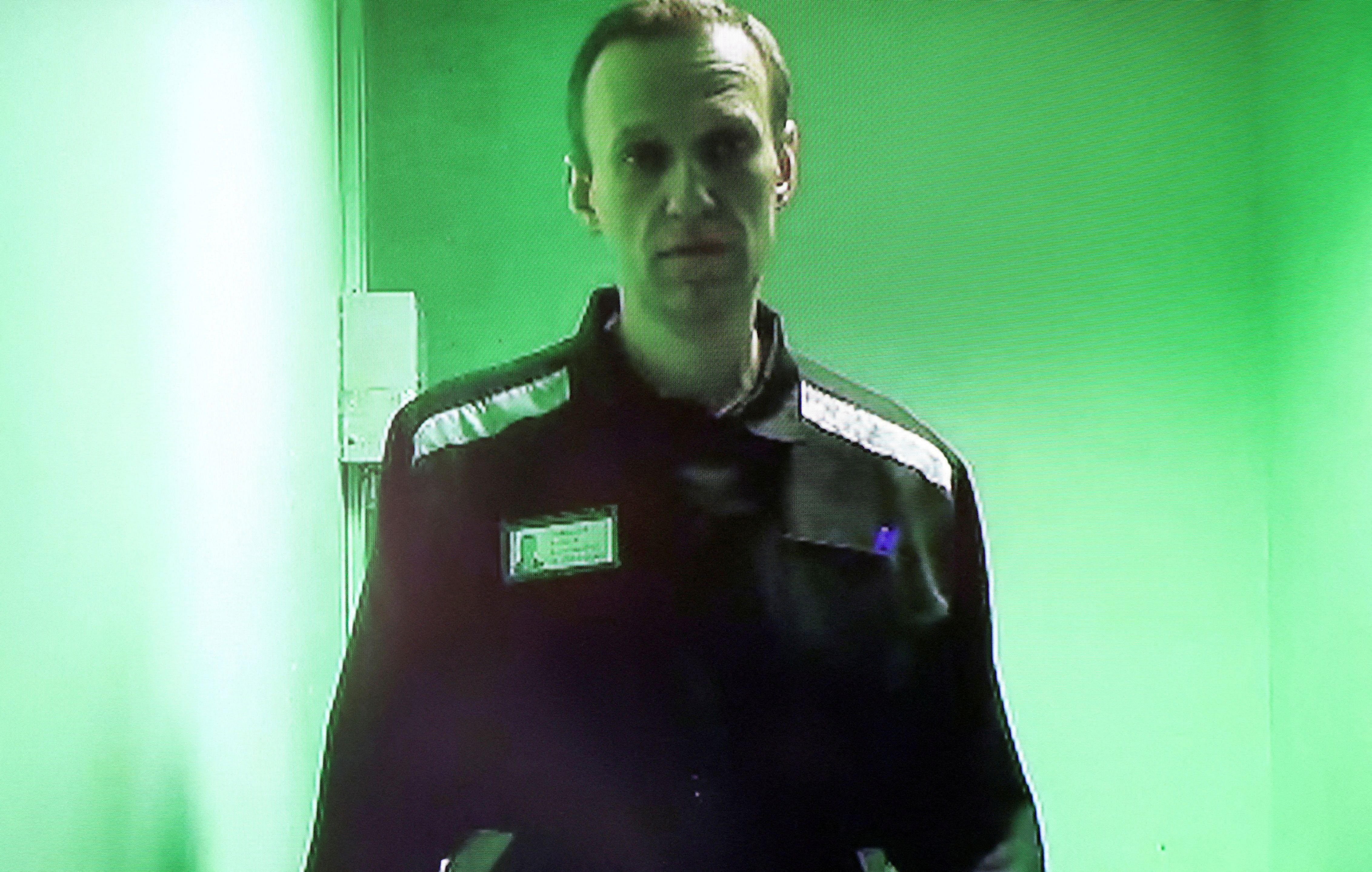 Alexei Navalny é visto em imagem de vídeo durante audiência judicial na Rússia