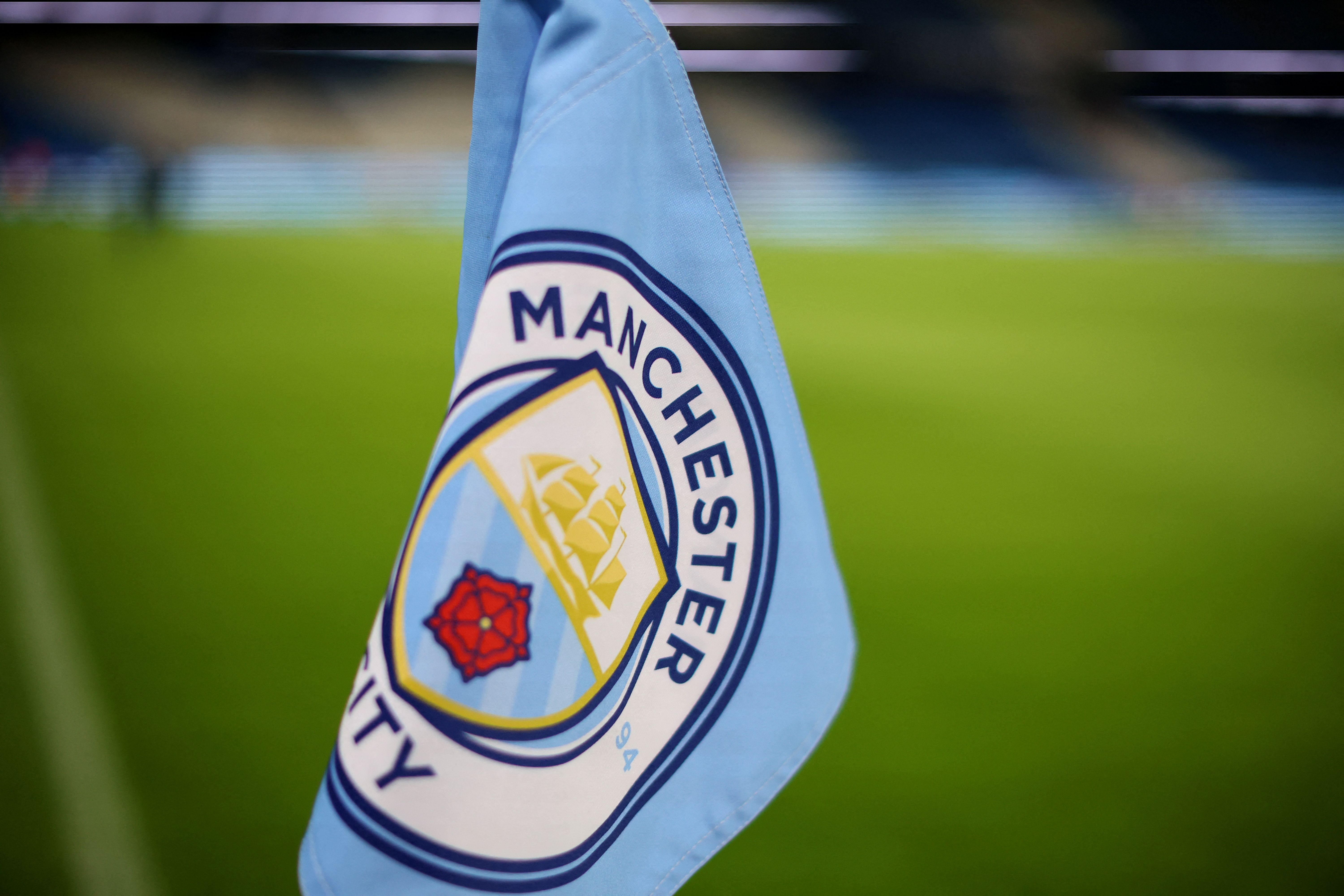 Distintivo do Manchester City no estádio do clube em Manchester