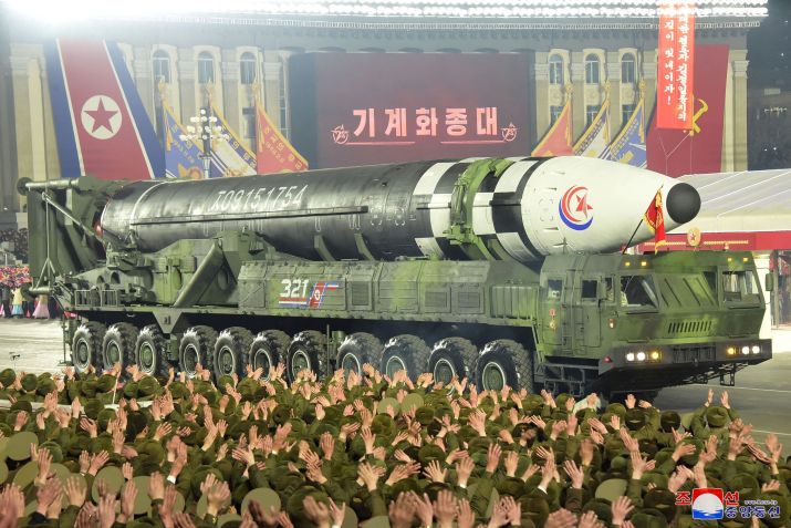 Míssil é exibido durante desfile militar para comemorar o aniversário de 75 anos do Exército da Coreia do Norte, em Pyongyang • KCNA via Reuters (08.fev.23)