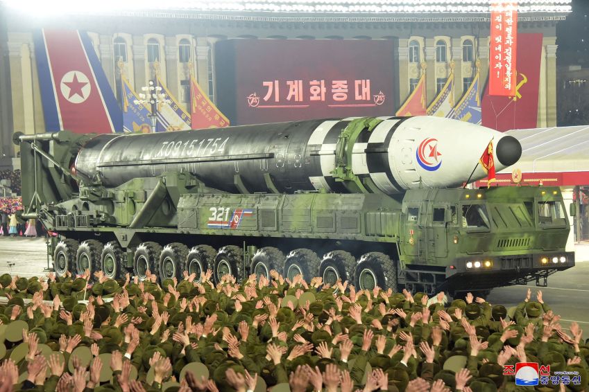 Míssil é exibido durante desfile militar para comemorar o aniversário de 75 anos do Exército da Coreia do Norte, em Pyongyang • KCNA via Reuters (08.fev.23)