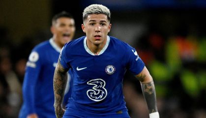 Enzo Fernández durante sua estreia no Chelsea em partida contra o Fullham pelo Campeonato Inglês