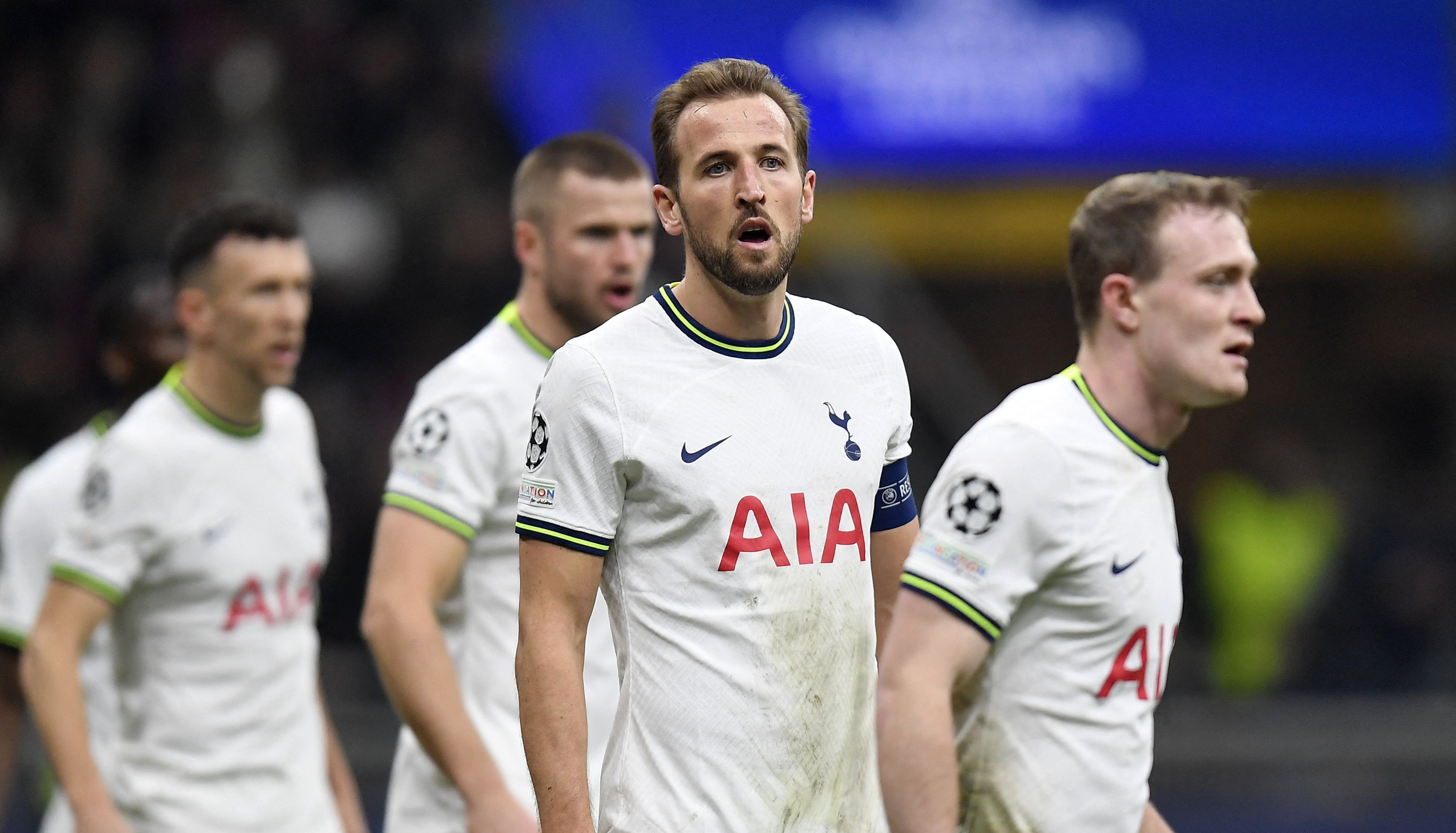 Jogadores do Tottenham durante partida contra o Milan pela Liga dos Campeões em Milão