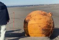 Esfera de metal misteriosa aparece em praia no Japão e intriga autoridades