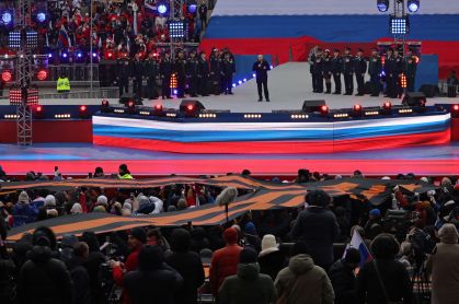 O presidente russo, Vladimir Putin, faz discurso durante o evento "Glória aos Defensores da Pátria" em apoio às forças armadas russas envolvidas na campanha militar do país na Ucrânia, no Estádio Luzhniki, em Moscou, Rússia