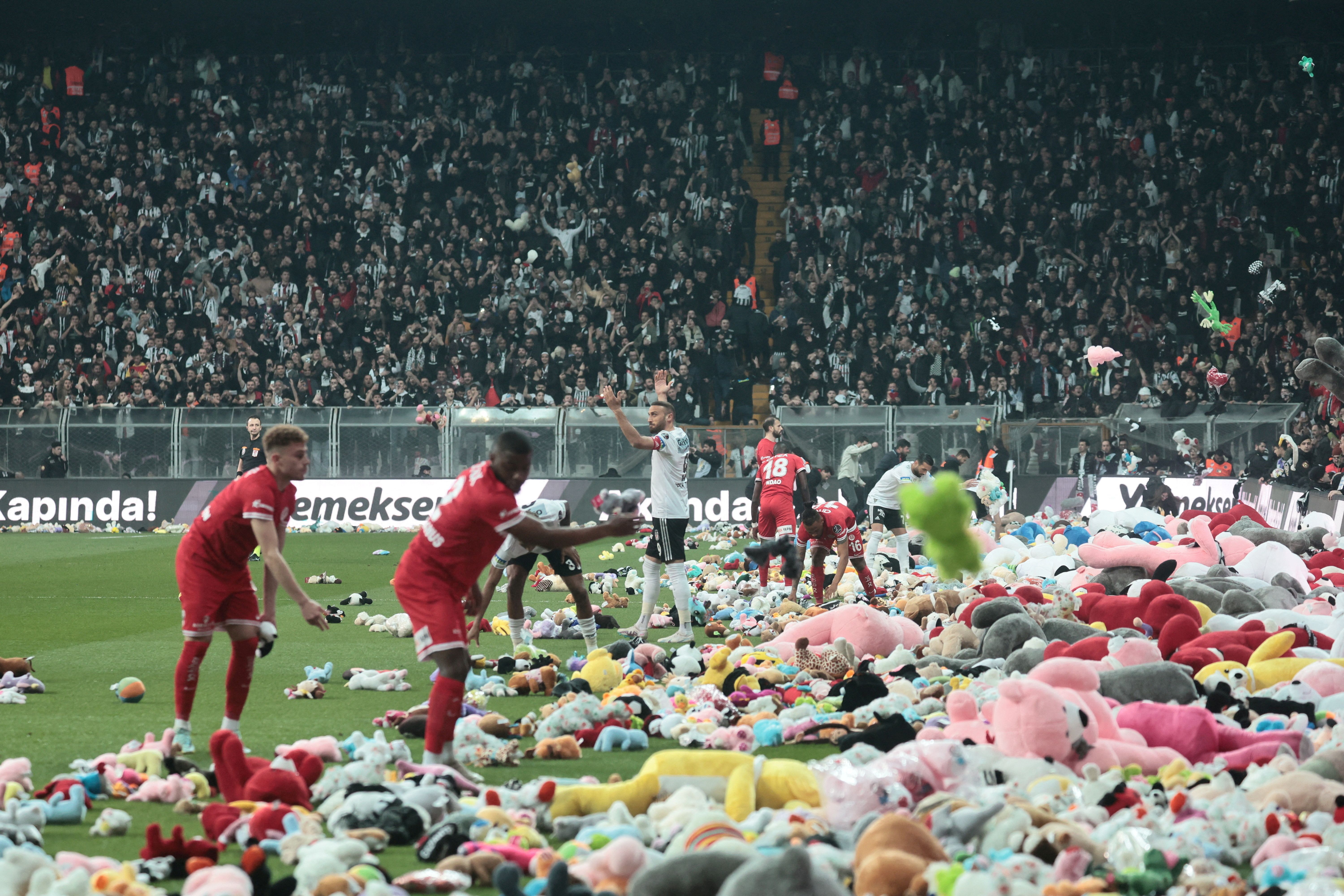 Torcedores jogam brinquedos de pelúcia em jogo do Besiktas, em Istambul, Turquia