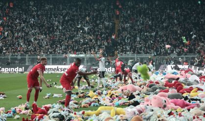 Torcedores do Besiktas jogam brinquedos no campo para crianças afetadas por terremoto