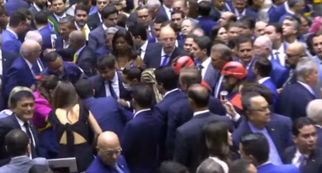 Brigadistas socorrem pai de Arthur Lira, que passou mal no plenário da Câmara / TV Câmara
