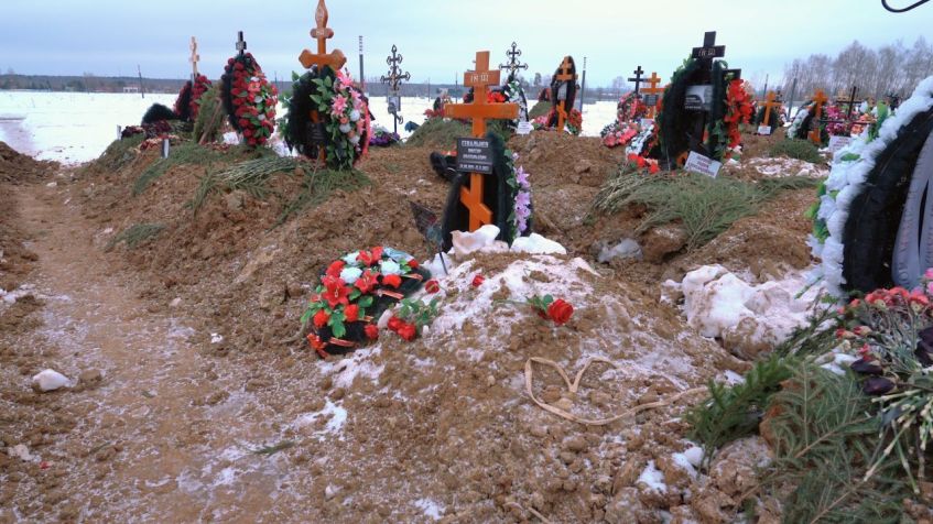 Sevalnev está enterrado em um cemitério fora de Moscou. Sua esposa foi informada por um oficial separatista russo que ele morreu devido a ferimentos por estilhaços. / CNN