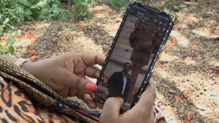 O estudante tanzaniano Nemes Tarimo foi morto na Ucrânia em outubro. Sua prima, Rehema Makrene Kigoga, olha para uma foto dele em seu telefone. / CNN