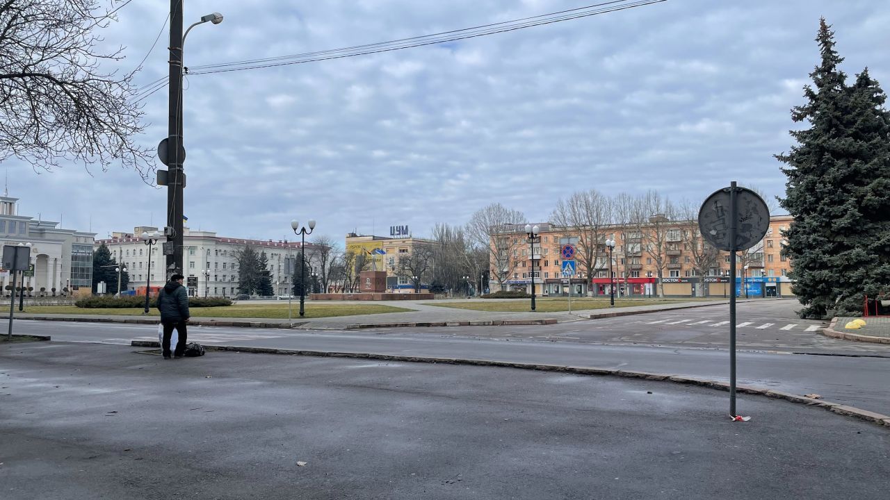 A Praça da Liberdade, onde as pessoas comemoraram a libertação de Kherson da Rússia apenas alguns meses atrás, agora está deserta e sem segurança / Sarah Dean / CNN