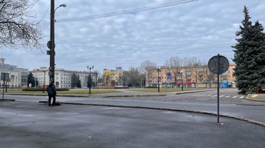 A Praça da Liberdade, onde as pessoas comemoraram a libertação de Kherson da Rússia apenas alguns meses atrás, agora está deserta e sem segurança / Sarah Dean / CNN