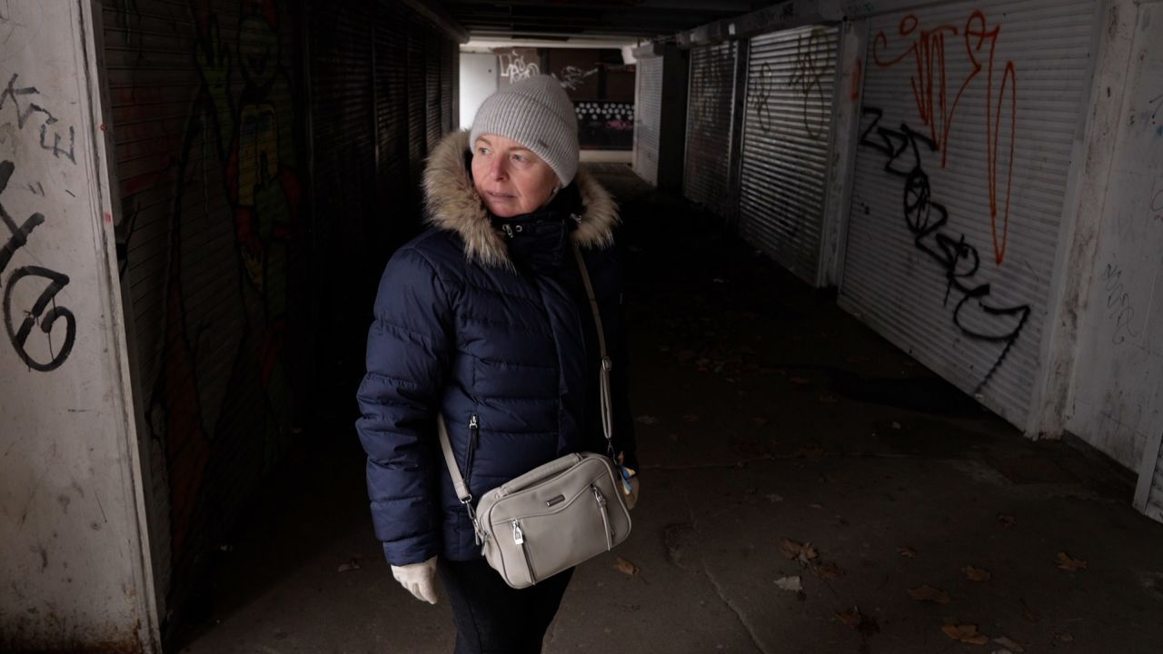 Alguns moradores como Tatiana voltaram para Kherson porque não podem pagar em nenhum outro lugar para morar / Will Bonnett / CNN
