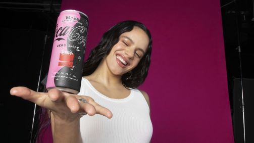 Coca-Cola faz parceria com Rosalía em uma nova bebida, "Coca-Cola Move"